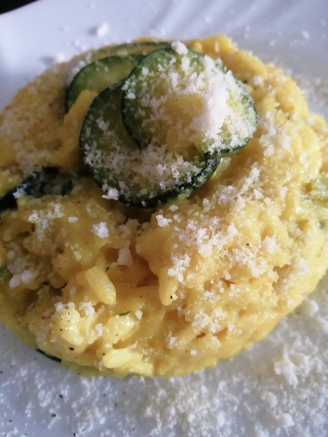 Risotto de calabacín y cúrcuma con Maratelli