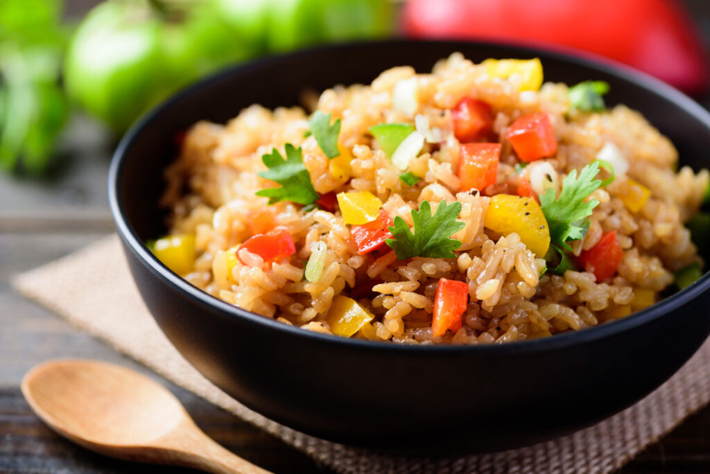 arroz con vegetales plato de arroz con vegetales