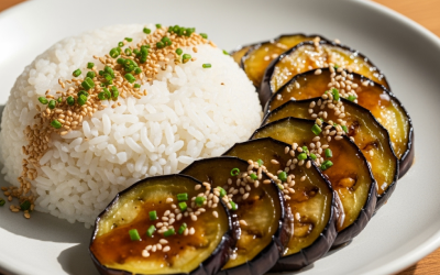 Arroz blanco con berenjena glaseada